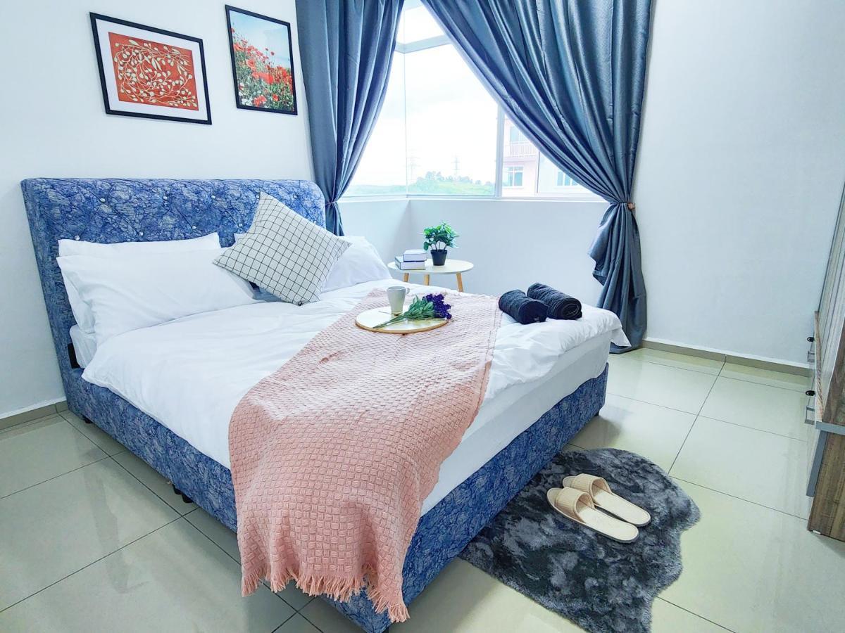 Klia Ehsan Pool View 8 Pax Air-con *