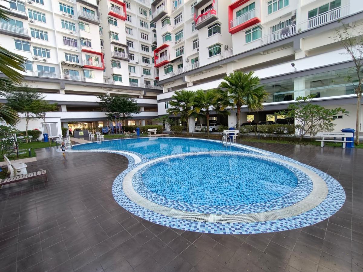 Klia Ehsan Pool View 8 Pax Air-con